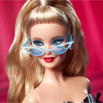 Barbie Συλλεκτική Κούκλα 65η Επέτειος με Ξανθά Μαλλιά και Ασπρόμαυρο Φόρεμα (HRM58) - Image 3