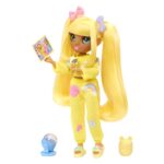 Rainbow High Junior PJ Party Κούκλα - Sunny (Yellow) 23cm (503682EUC) - Image 4