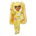 Rainbow High Junior PJ Party Κούκλα - Sunny (Yellow) 23cm (503682EUC) - Image 2