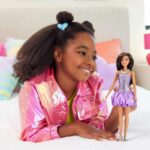 Barbie Fashionistas Κούκλα με Μωβ Αστραφτερό Φόρεμα (HYT92) - Image 3